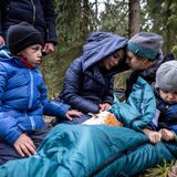 Familie Massini aus Syrien: Vater Muhammad (links), Mutter Alaa (Mitte) und die beiden Söhne werden von Aktivistin Pamela (2. v.r.) beruhigt.