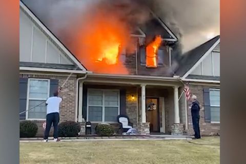 "Gott hat uns rausgeholt": US-Prediger hält Live-Predigt vor seinem brennenden Haus