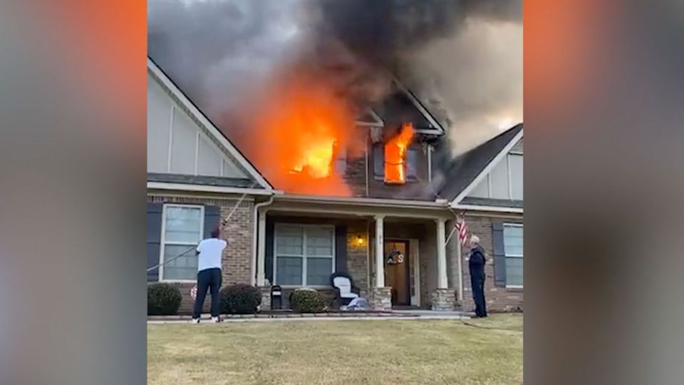 "Gott hat uns rausgeholt": US-Prediger hält Live-Predigt vor seinem brennenden Haus
