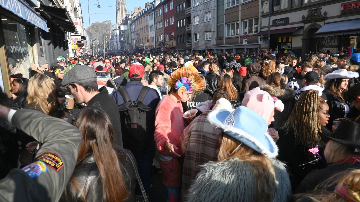 Dicht gedrängt und meist ohne Maske: Tausende Menschen feiern den Karnevalsauftakt in Köln