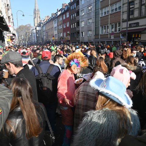 Dicht gedrängt und meist ohne Maske: Tausende Menschen feiern den Karnevalsauftakt in Köln