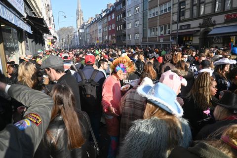Dicht gedrängt und meist ohne Maske: Tausende Menschen feiern den Karnevalsauftakt in Köln