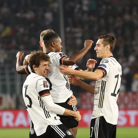 Thomas Müller (l) hebt den Torschützen zum 7:0, Ridle Baku, hoch. Florian Neuhaus (r) kommt zum Gratulieren.