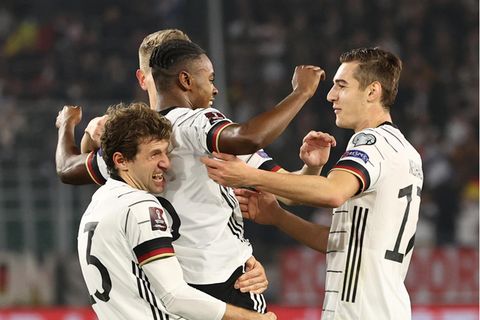 Thomas Müller (l) hebt den Torschützen zum 7:0, Ridle Baku, hoch. Florian Neuhaus (r) kommt zum Gratulieren.