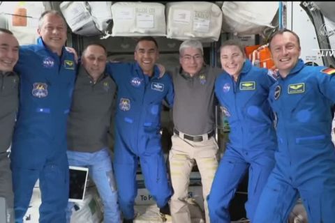 "Crew Dragon": Maurer und NASA-Astronauten auf ISS angekommen