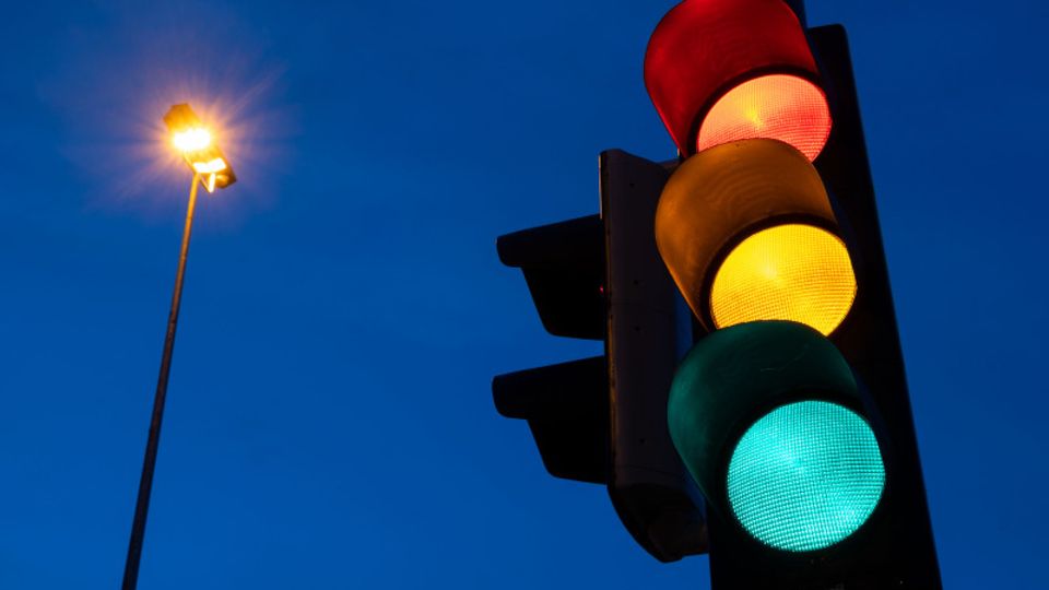 Ampel zeigt die Farben Rot, Grün und Gelb