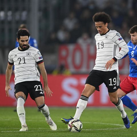Leroy Sané (M.) hat Bundestrainer Flick wieder hinbekommen, bei Ilkay Gündogan (l.) hat er noch Arbeit vor sich