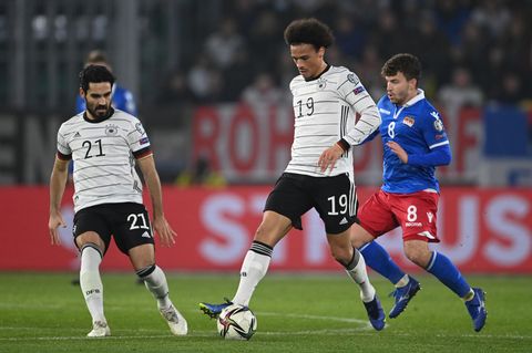 Leroy Sané (M.) hat Bundestrainer Flick wieder hinbekommen, bei Ilkay Gündogan (l.) hat er noch Arbeit vor sich