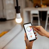 Im Winter ist es schon früh dunkel. Komme ich zu Hause zur Tür herein, geht der erst Griff direkt zum Lichtschalter und das bereits um 16 Uhr. Ein tägliches Ritual, das so auch in allen anderen Haushalten vorkommt. Allerdings wäre es untertrieben zu sagen, Licht sei bei mir Mittel zum Zweck. Es ist viel mehr als bloße Beleuchtung, um sehen zu können. Licht beeinflusst die Raumatmosphäre unmittelbar. Zum Arbeiten im mobilen Office habe ich es gerne taghell, in den Abendstunden darf das Licht dagegen warm und gedimmt sein. Deswegen greife ich nicht nur zum Lichtschalter, sondern zum Telefon. Darauf befindet sich die Philips Hue App, die smarte Glühbirnen via Bluetooth steuern kann (es gibt auch Alternativen und ganze Systeme für die intelligente Lichtsteuerung). In der App habe ich meine favorisierten Lichtkonzepte zusammengestellt und kann sie via Knopfdruck aktivieren. Kurzum: Ich bin Fan des smarten Lichts. Es ist praktisch und irgendwie doch originell, weil ich es individualisieren kann. Zu Weihnachten stehen auf meiner Wunschliste deswegen weitere Komponenten für mein smartes Zuhause. Hannah Leonhard