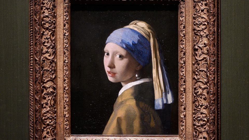 Ein Gemälde einer jungen Frau mit einer blau-beigen Kopfbedeckung