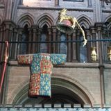 Über dem Grab hängt der Prunkkleidung 