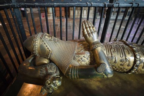Der Grabschmuck ist in Wahheit eine Rüstung und keine Skulptur.