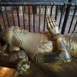 Der Grabschmuck ist in Wahheit eine Rüstung und keine Skulptur.