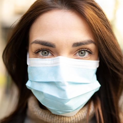 Quarantäne Regeln Bundesländer: Eine Frau trägt eine Maske gegen das Coronavirus