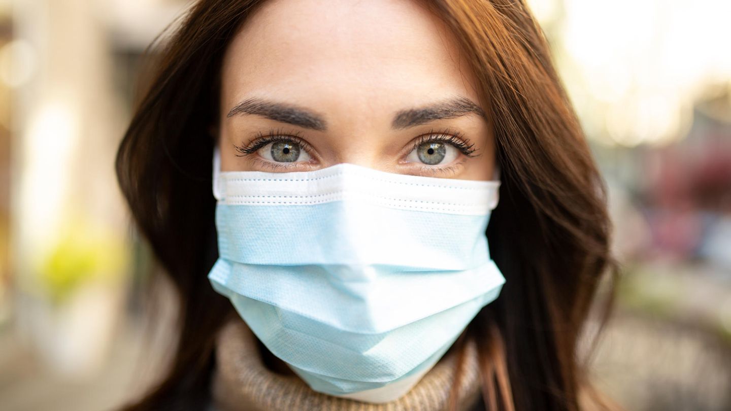 Quarantäne Regeln Bundesländer: Eine Frau trägt eine Maske gegen das Coronavirus