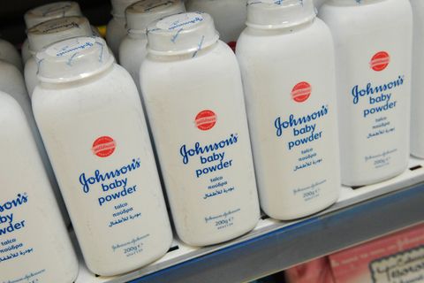 Babypuder der Marke Johnson&Johnson stehen nebeneinander in einem Verkaufsregal