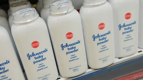 Babypuder der Marke Johnson&Johnson stehen nebeneinander in einem Verkaufsregal