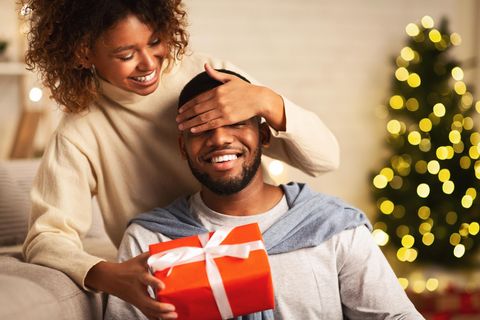 Eine Frau beschenkt ihren Partner