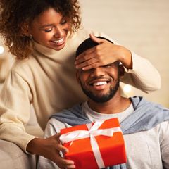 Eine Frau beschenkt ihren Partner