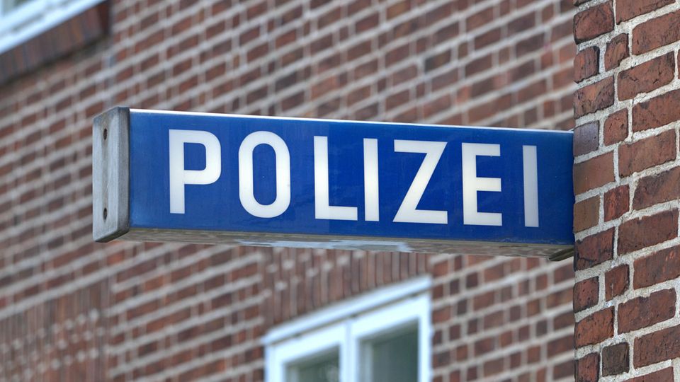 Schild mit Aufschrift "Polizei" an einer Wache.