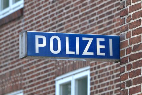 Schild mit Aufschrift "Polizei" an einer Wache.