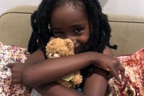 US-Bundesstaat Montana : Sechsjährige nach einem Jahr wieder mit ihrem Teddy vereint – dank eines warmherzigen Parkrangers