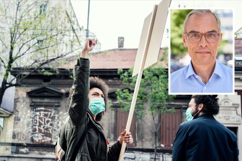 Eine Gruppe junger Menschen demonstriert