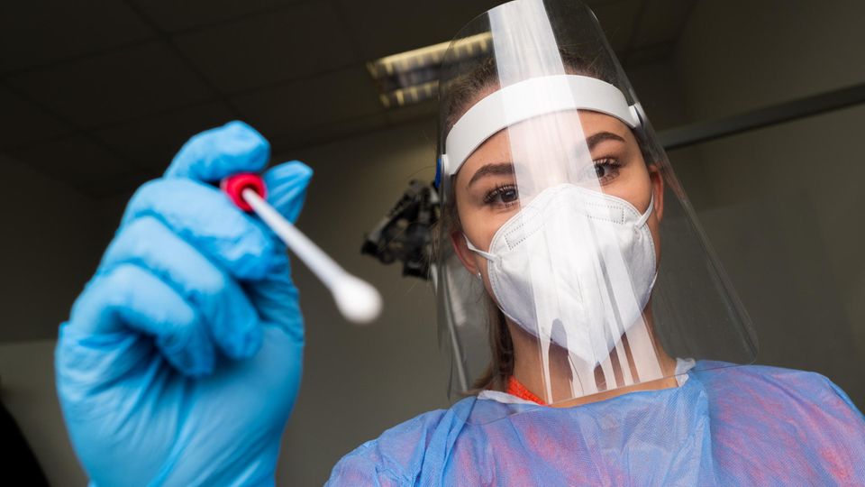RKI Corona Inzidenz: Eine medizinische Mitarbeiterin nimmt einen Abstrich für einen Corona-Test