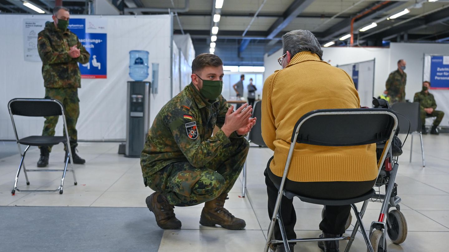Soldaten der Bundeswehr in einem Impfzentrum