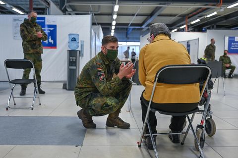 Soldaten der Bundeswehr in einem Impfzentrum