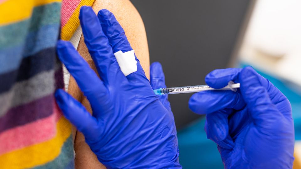 Media report: dpatopbilder - November 12th, 2021, Lower Saxony, Neustadt am Rübenberge: The employee of a vaccination center vaccinates a woman with the Biontech vaccine against Covid-19. The city wants to reward people with a free bratwurst who spontaneously get vaccinated against Covid-19 at the vaccination center. Photo: Moritz Frankenberg / dpa +++ dpa-Bildfunk +++ dpatopbilder - 12.11.2021, Lower Saxony, Neustadt am Rübenberge: The employee of a vaccination center vaccinates a woman with the Biontech vaccine against Covid-19. The city wants to reward people with a free bratwurst who spontaneously get vaccinated against Covid-19 at the vaccination center. Photo: Moritz Frankenberg / dpa +++ dpa-Bildfunk +++