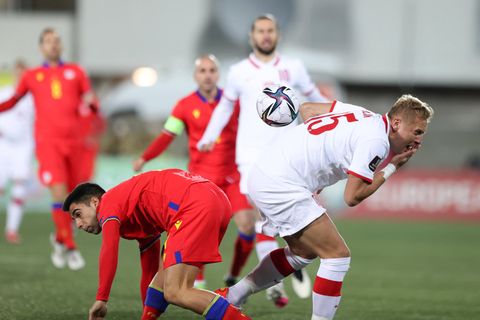 Der Ellenbogenschlag von Ricard Fernández traf Kamil Glik von den weiß gekleideten Polen