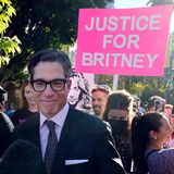 Ein Mann mit schwarzer Brille lächelt