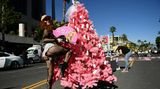 Ein rosa Weihnachtsbaum, davor posiert eine junge Frau mit schwarzen Strumpfhosen