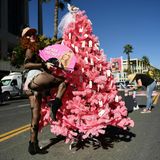 Ein rosa Weihnachtsbaum, davor posiert eine junge Frau mit schwarzen Strumpfhosen