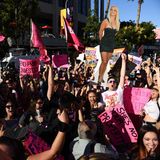 Fans vor dem Gericht