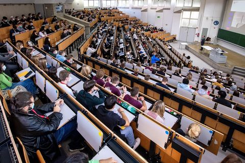Ein Hörsaal mit Studierenden