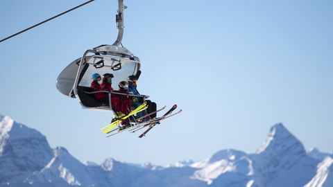 Mit Maske im Lift zum Skifahren