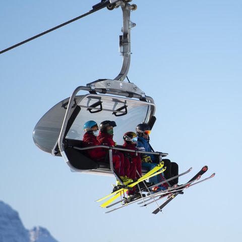 Mit Maske im Lift zum Skifahren