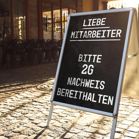 Hinweisschild vor einem Arbeitsplatz: Arbeitnehmer müssen einen Covid Nachweis zeigen.