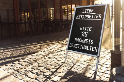 Hinweisschild vor einem Arbeitsplatz: Arbeitnehmer müssen einen Covid Nachweis zeigen.