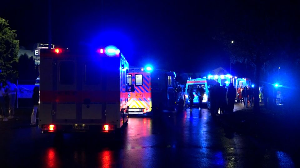 Rettungswagen und Polizei stehen vor einer Diskothek in Friesoythe