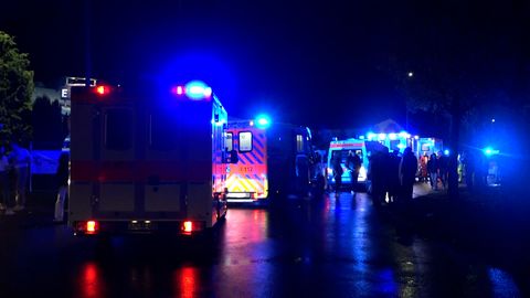 Rettungswagen und Polizei stehen vor einer Diskothek in Friesoythe