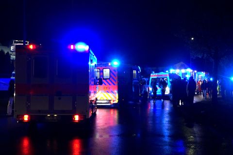 Rettungswagen und Polizei stehen vor einer Diskothek in Friesoythe