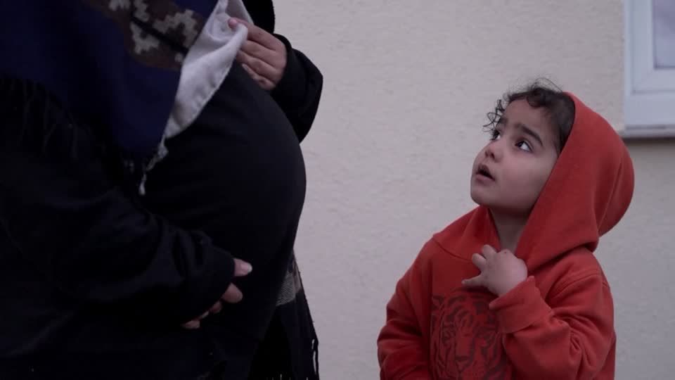 Video: Hochschwangere Irakerin schafft es über die polnische Grenze Video: Hochschwangere Irakerin schafft es über die polnische Grenze