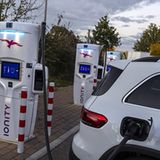 Der Mercedes EQB 300 4Matic lädt mit maximal 100 kW