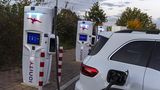 Der Mercedes EQB 300 4Matic lädt mit maximal 100 kW