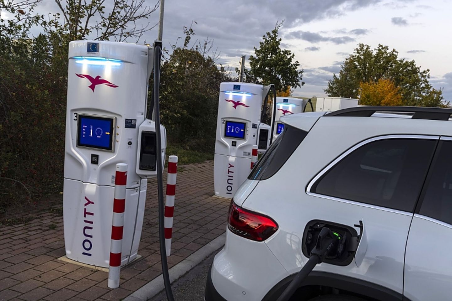 Der Mercedes EQB 300 4Matic lädt mit maximal 100 kW