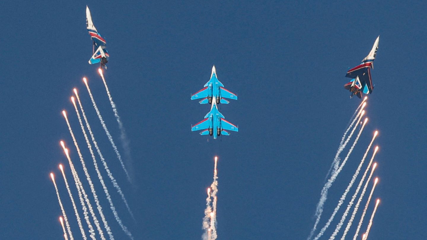 Luftfahrtmesse: Dubai Airshow 2021: Waffen, Jets und Milliarden-Geschäfte