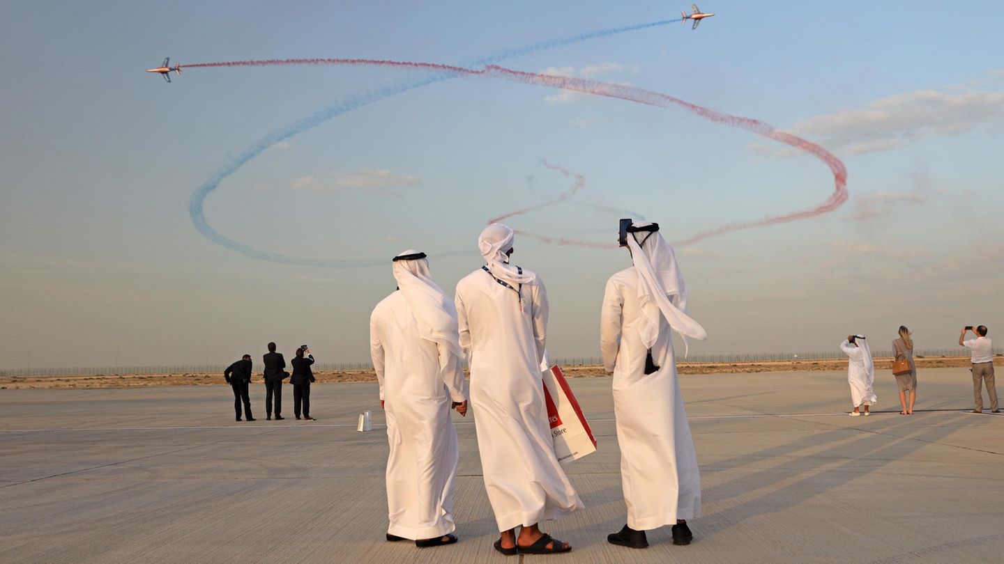 Mitten in der Wüste: Die Dubai Airshow findet nicht auf dem bekannten Dubai Airport (DXB), sondern auf dem Flughafen Dubai-World Central International (DWC) statt.